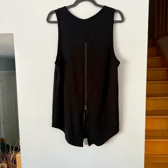 Classic Black Sleeveless Top - Picture 4 of 7